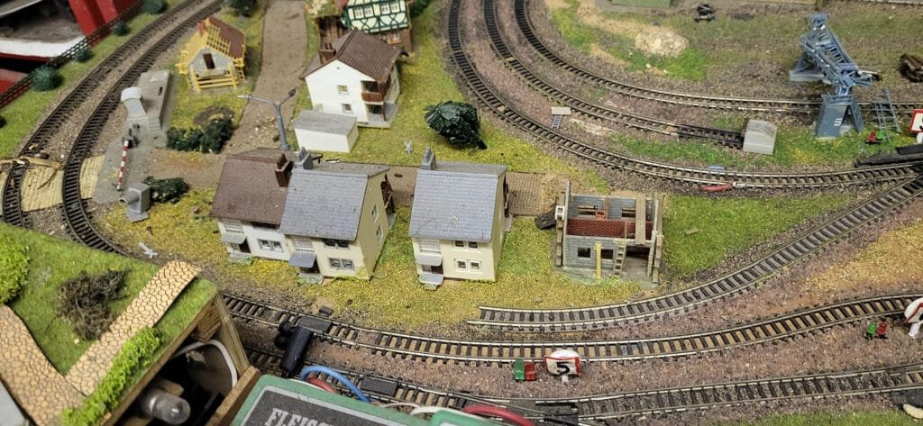Maquette train miniature lotissement avec rails
