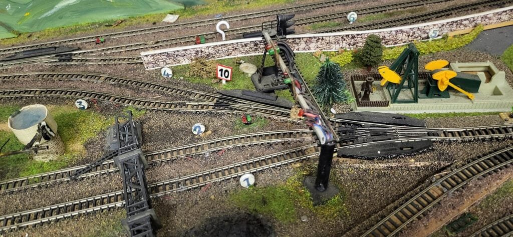 Maquette de chemin de fer miniature avec voies et accessoires