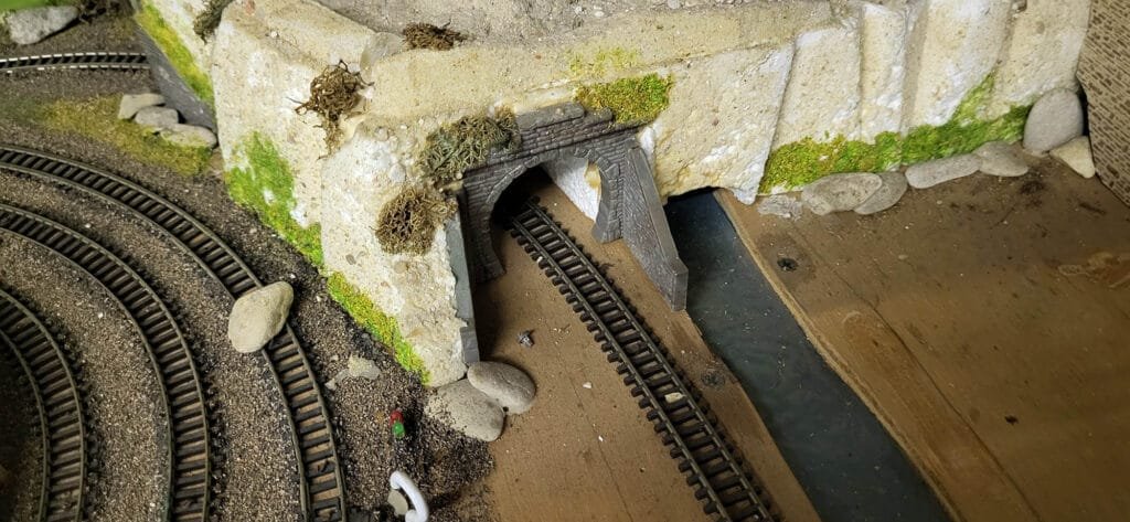 Miniature voie ferrée souterraine avec une entrée de tunel