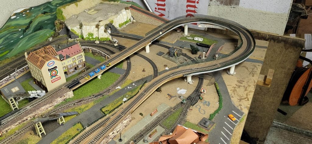 Maquette train miniature avec rails et bâtiments détaillés
