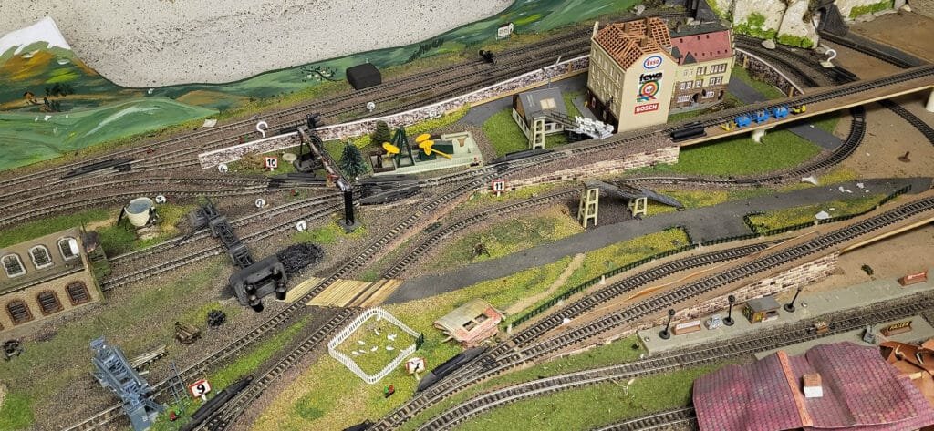 Maquette train miniature avec bâtiments et voies ferrées