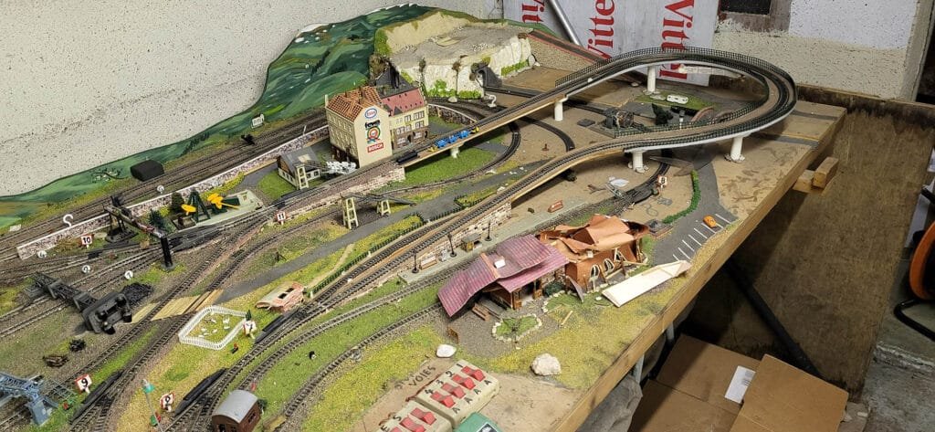 Maquette ferroviaire miniature avec trains et bâtiments