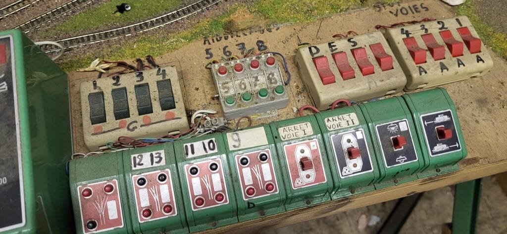 Anciens appareils de signalisation ferroviaire usés et rouillés