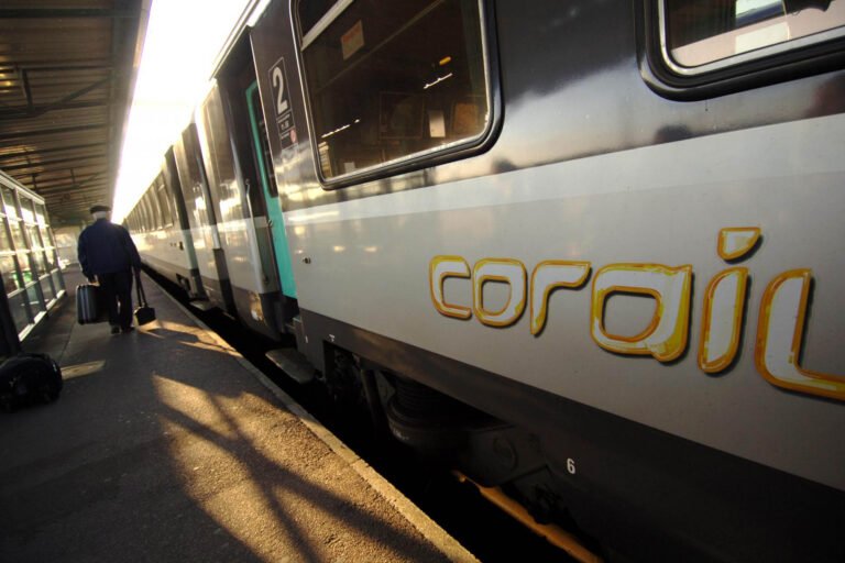 Train Corail en gare avec passager et bagages