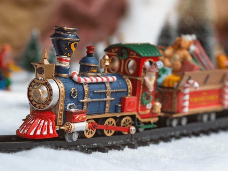 Train miniature vintage de Noël sur rails enneigés