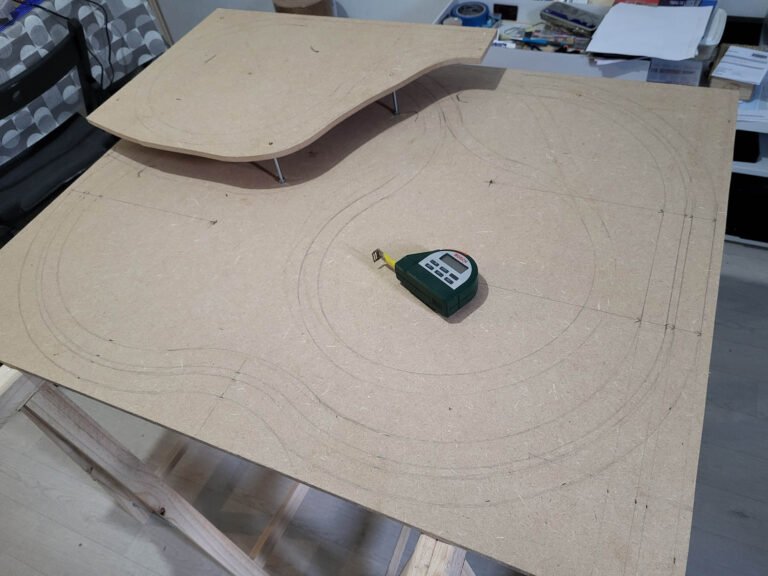 Table de maquette en bois avec plans et marquages de construction