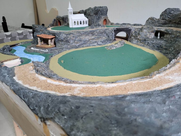 Maquette miniature paysage montagneux avec église et rivière