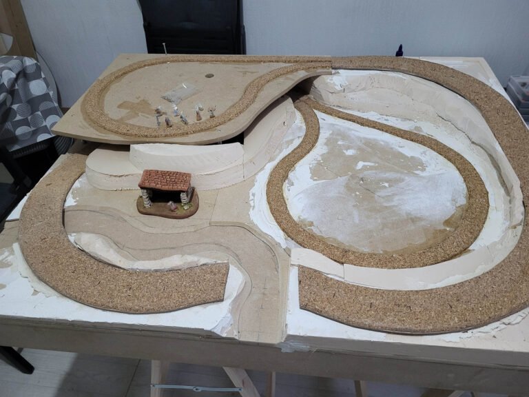 Maquette en construction, table support décors plusieurs niveaux route liege
