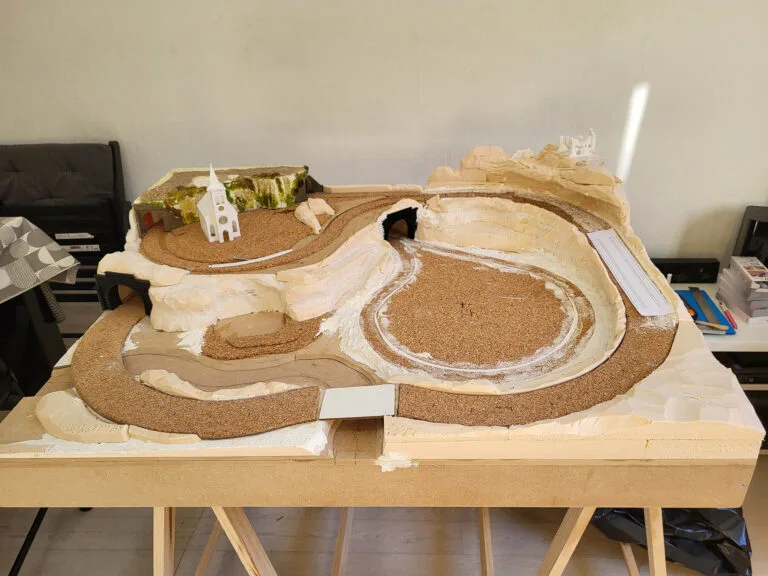 Maquette architecturale modèle de terrain avec routes et montagnes