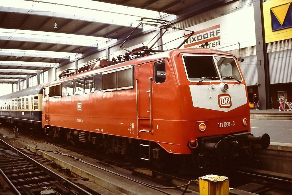 BR Class 111 068-3 gare de à Munich Hauptbahnhof rouge