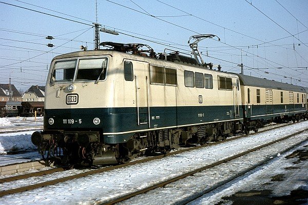 BR Class 111 109-5 Deutsche Bundesbahn (DB) verte foncé et blanche à Freilassing