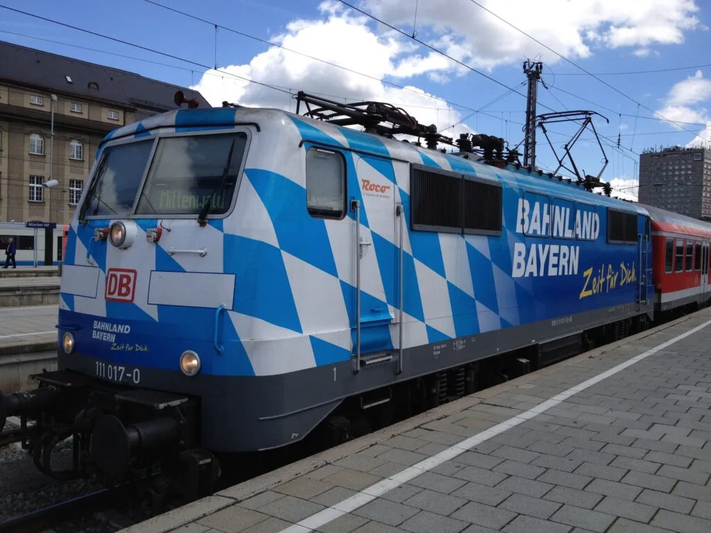 BR Class 111 017 Deutsche Bundesbahn (DB) avec peinture spéciale "Bahnland Bayern"