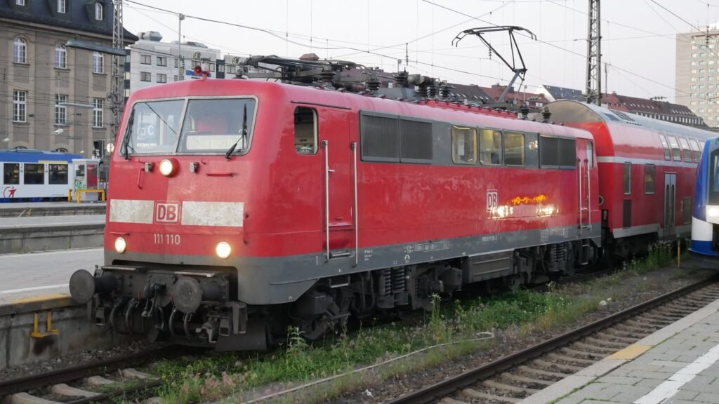 BR Class 111 Deutsche Bundesbahn (DB) rouge à Munich Hauptbahnhof
