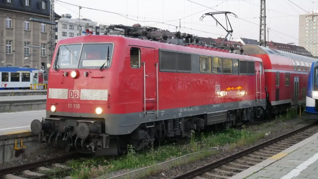 BR Class 111 Deutsche Bundesbahn (DB) rouge à Munich Hauptbahnhof