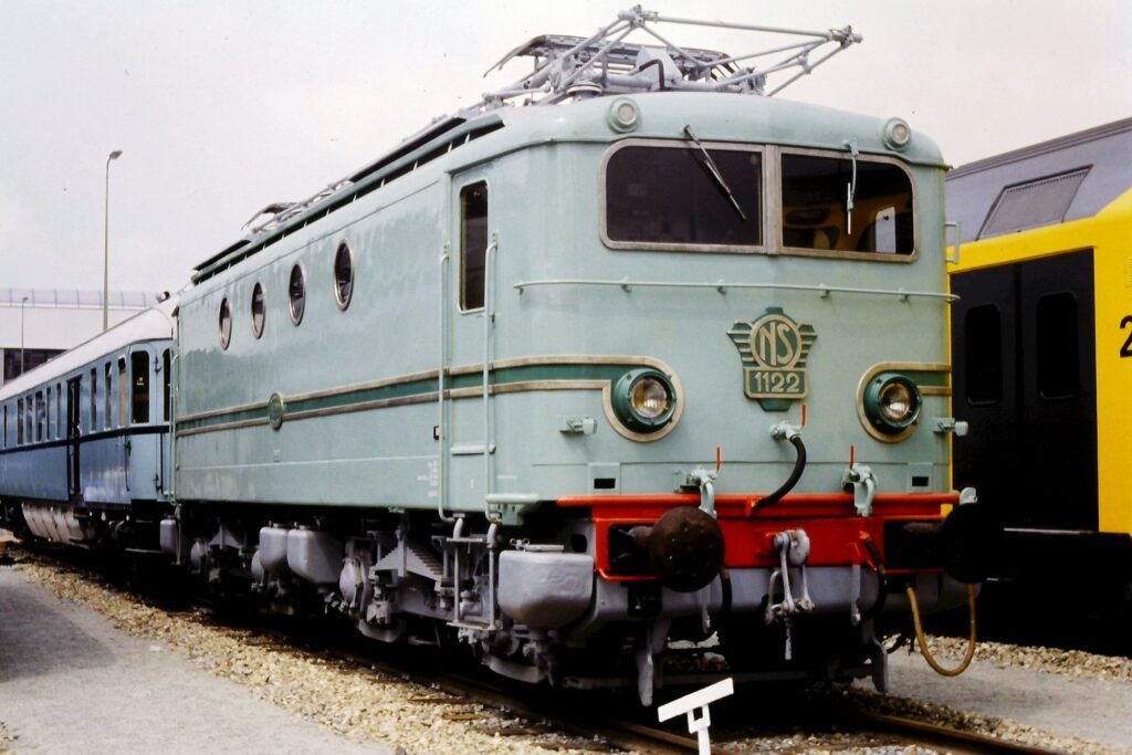 Locomotive électrique vintage vert clair numéro NS 1122