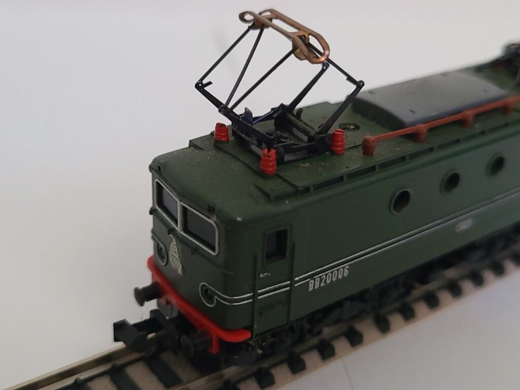 Locomotive électrique BB 20006 - SNCF verte miniature avec pantographe sur rails