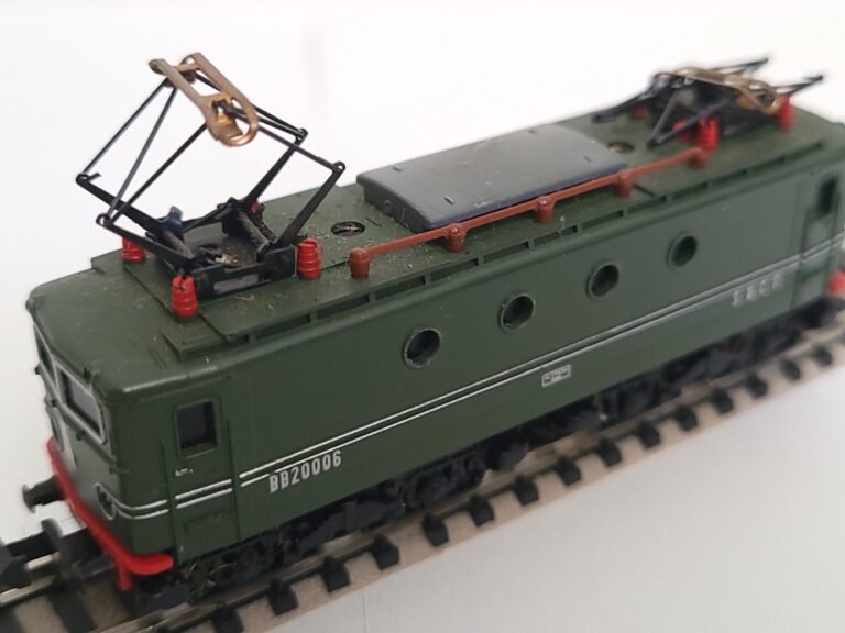 Miniature Locomotive électrique BB20006 - SNCF verte miniature avec pantographe sur rails