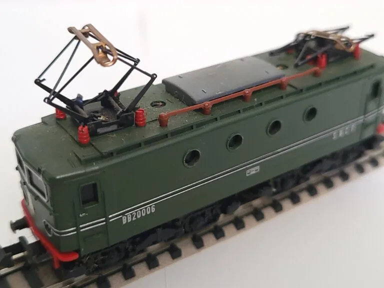 Miniature Locomotive électrique BB20006 - SNCF verte miniature avec pantographe sur rails