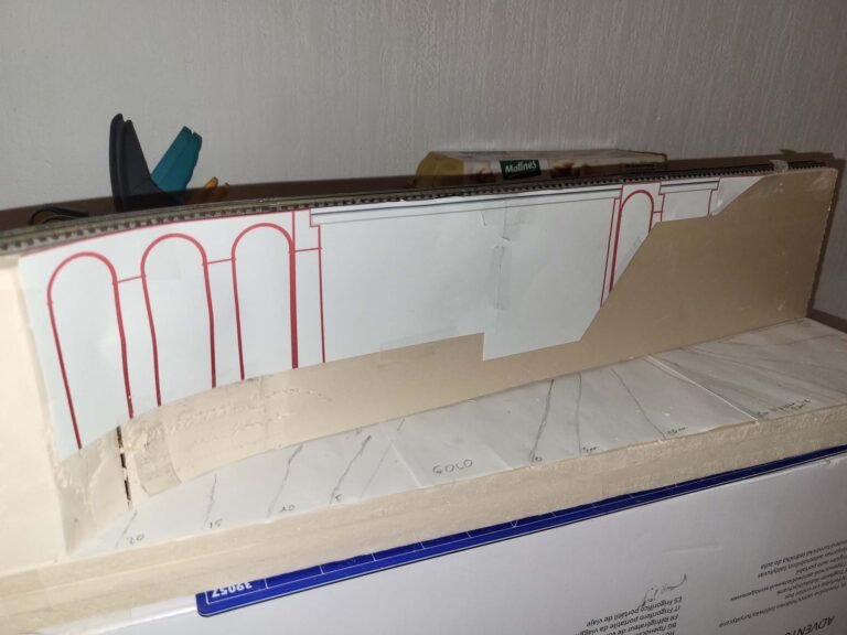 Maquette architecture avec voie ferrée et dessins techniques
