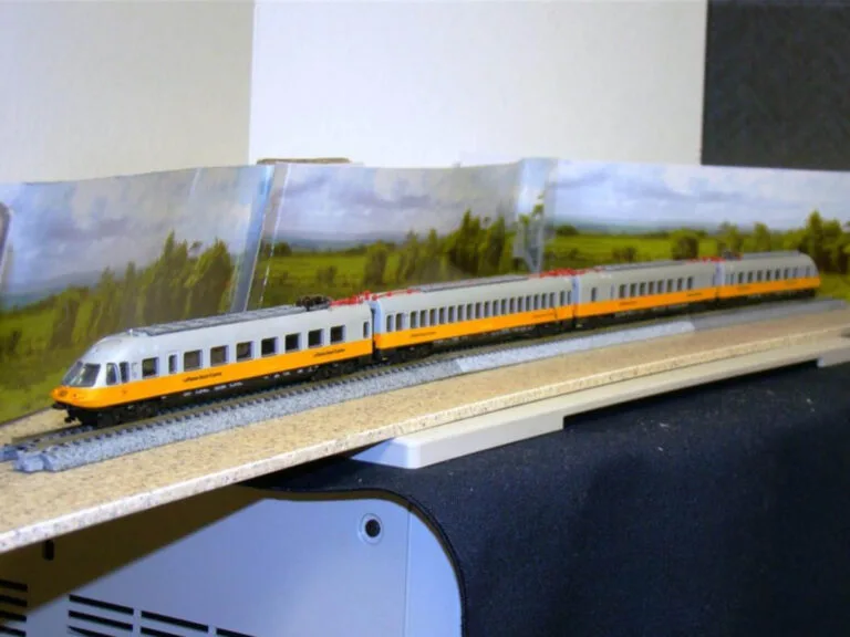 Miniature Rame BR Class 403 - Lufthansa Airport Express « Donald Duck » - Lima N - Echelle N