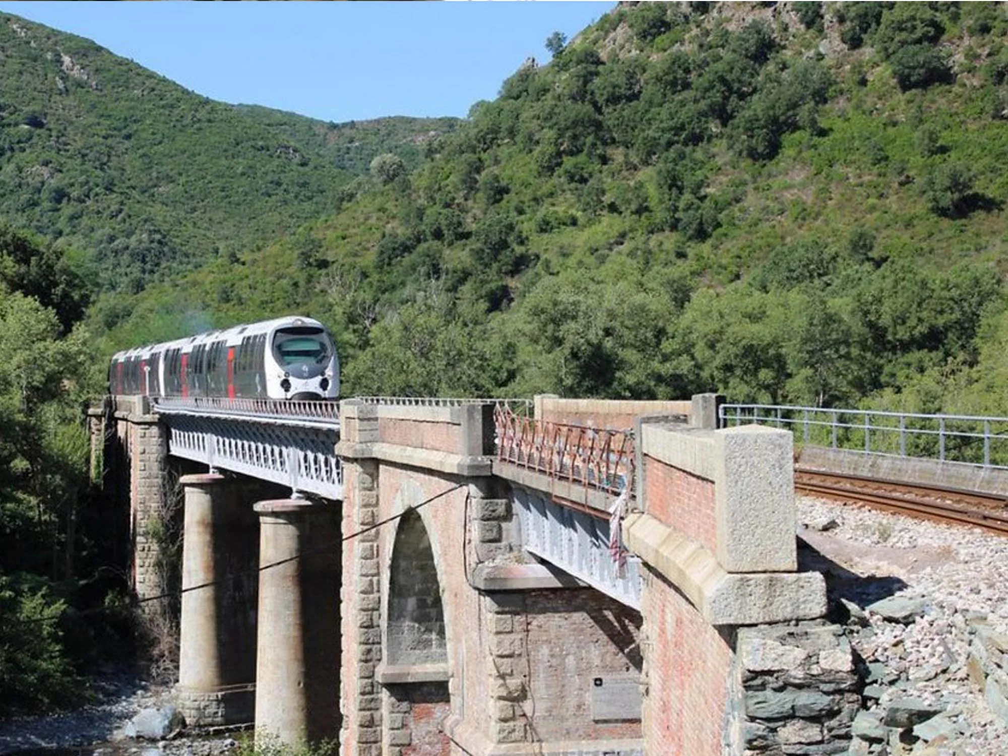 Train moderne traversant viaduc d'Albano en Corse