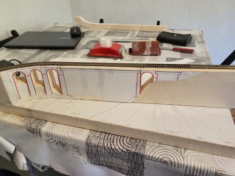 Maquette architecturale gare avec plans et accessoires bureaux