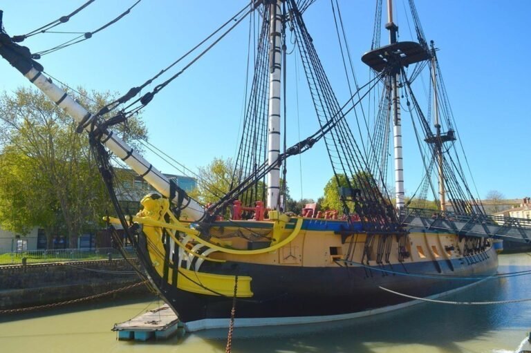 Navire pirate coloré avec voiles et mâts dans canal