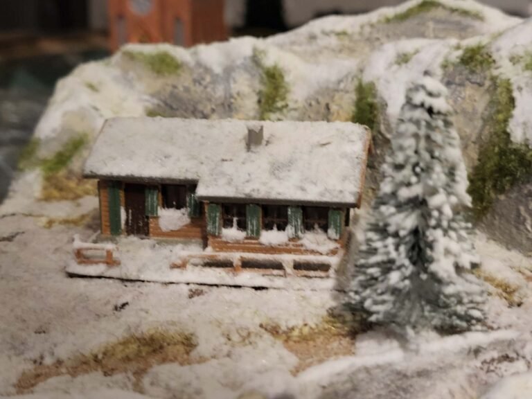Maquette chalet alpin enneigé avec sapin miniature