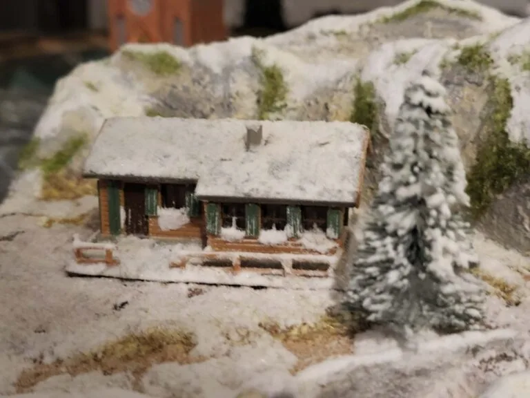Maquette chalet alpin enneigé avec sapin miniature