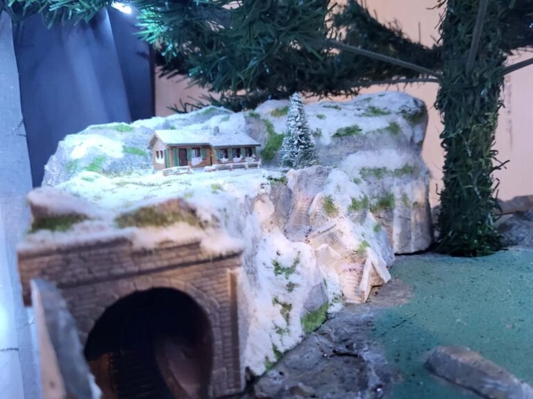 Maquette miniature maison montagne enneigée tunnel briques