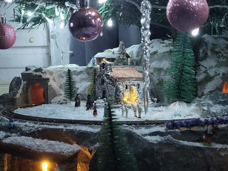 Village miniature enneigé décoré boules Noël brillantes