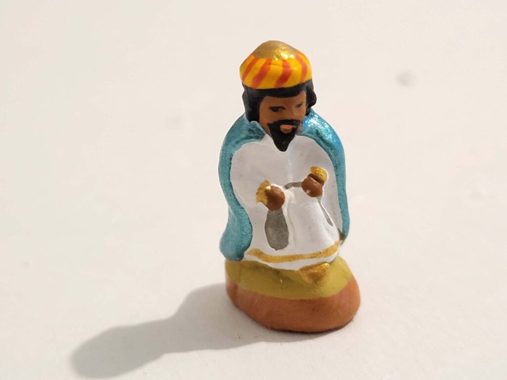 santons fouque 2cms roi mage balthazar a genoux 001