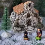 Maquette de village hivernal avec chapelle enneigée et figurines