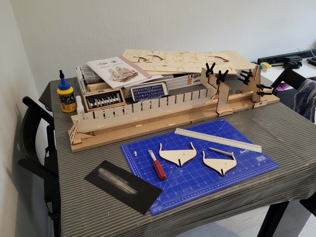 Montage de la fausse quille et des couples