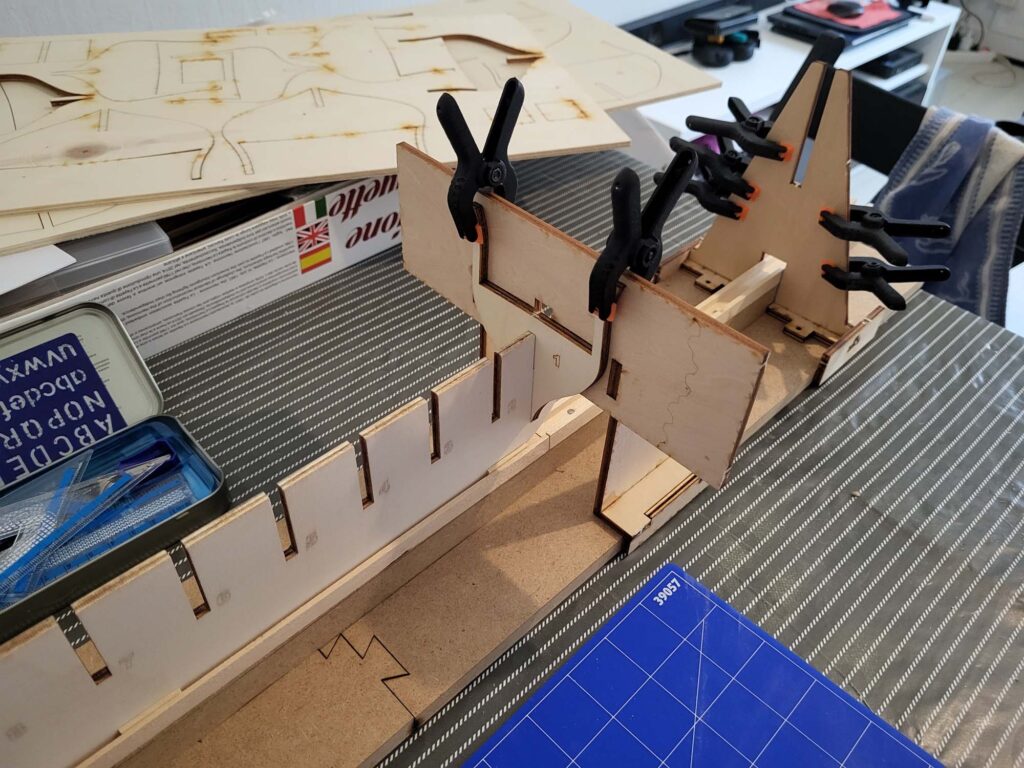 Montage de la fausse quille et des couples