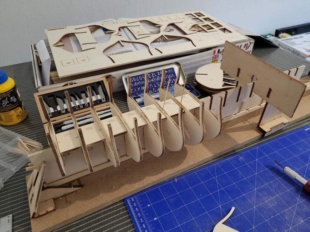 Montage de la fausse quille et des couples