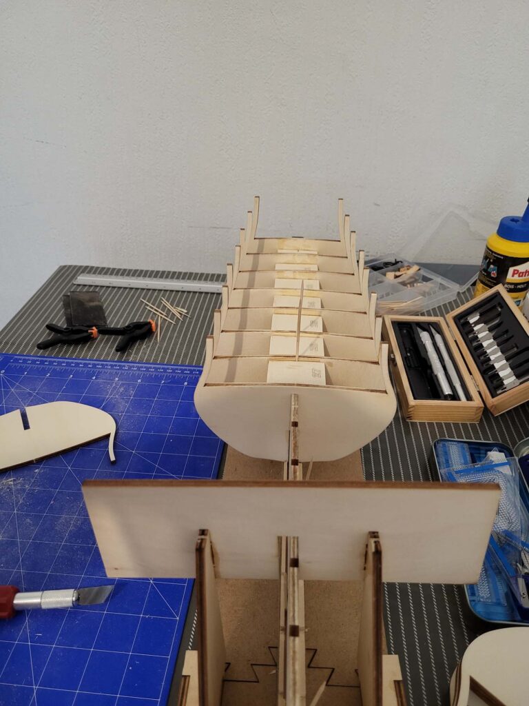 Montage de la fausse quille et des couples