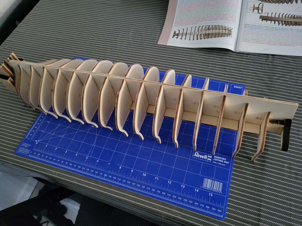 Montage de la fausse quille et des couples