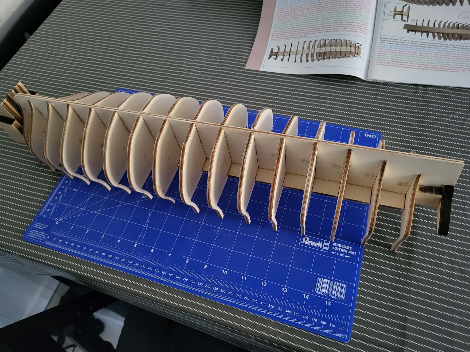 Montage de la fausse quille et des couples