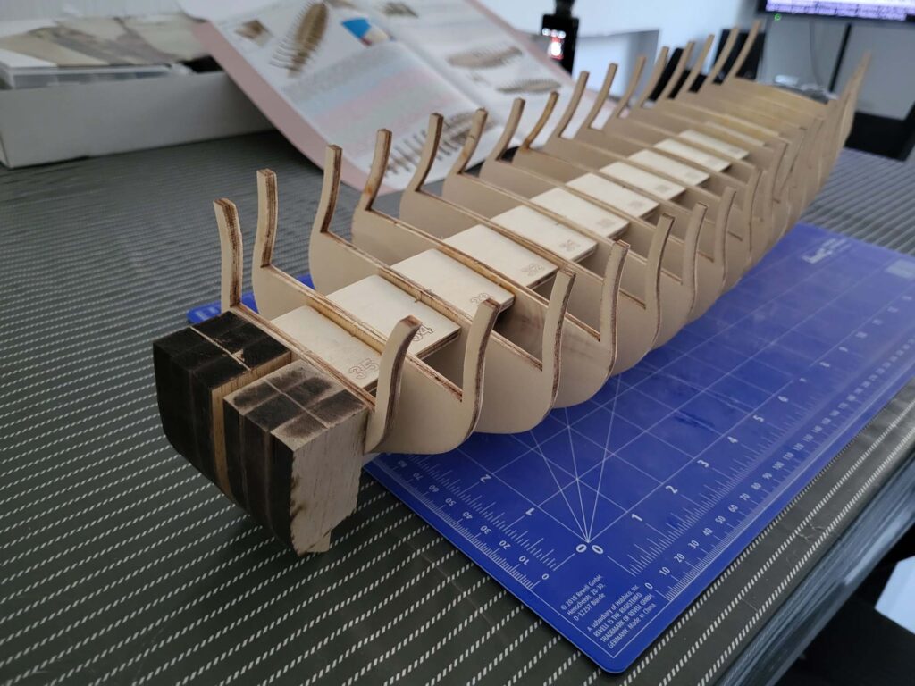 Montage de la fausse quille et des couples