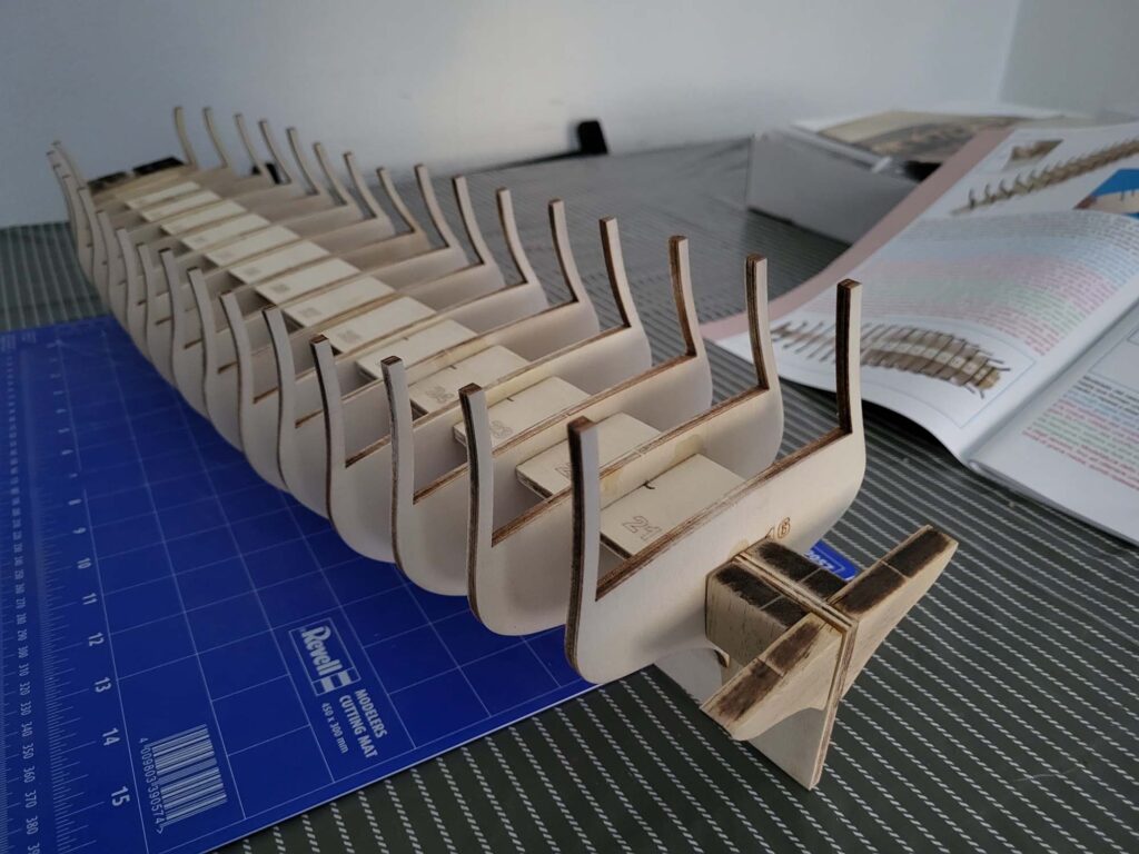 Montage de la fausse quille et des couples