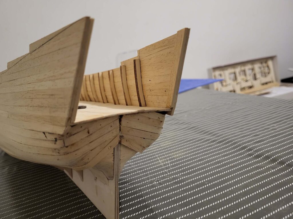 Coupe et renfort des bordées arrières pour préparer la pose des fenêtres du chateau.