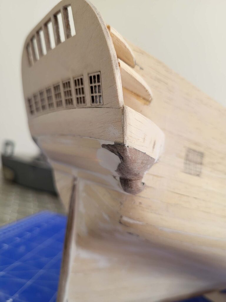 Pose des équerres décoratives sous le chateau