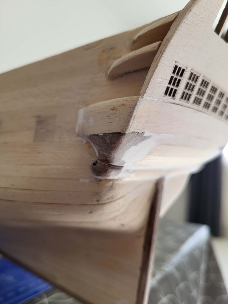 Pose des équerres décoratives sous le chateau