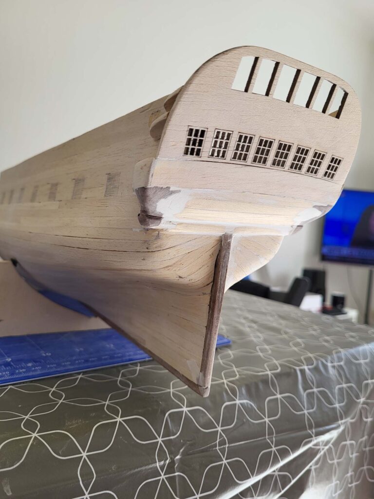 Ponçage des détails du tableau arriere (transom)