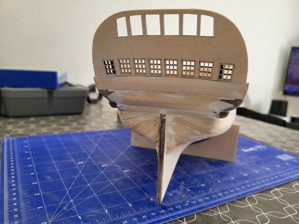 Ponçage des détails du tableau arriere (transom)