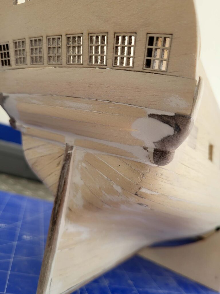 Ponçage des détails du tableau arriere (transom)