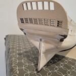 Maquette navire en bois blanc avec hublots détaillés