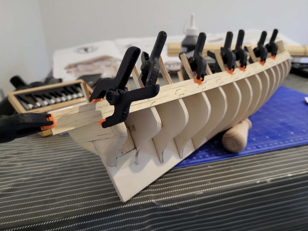 Maquette de l'Hermione - Pose premières bordées de la coque - 01