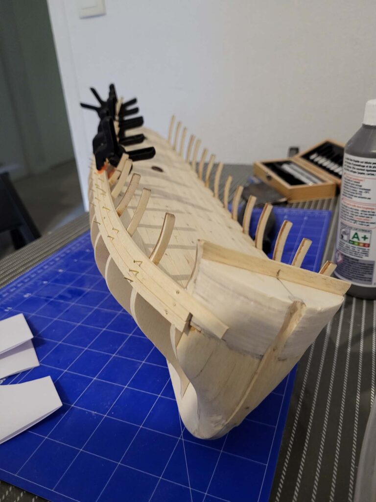 Maquette de l'Hermione - Pose premières bordées de la coque - 02